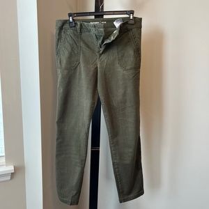 Old Navy Olive Green Mid-rise Cropped/Ankle Pixie Pant - 6
